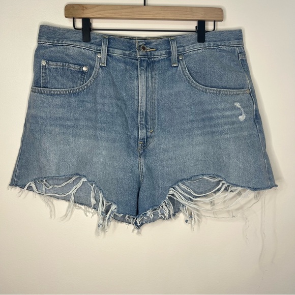 Levi's Silver Tab Shorts High Rise Denim Medium Wash Size 33 Festival Boho - Picture 1 of 9
